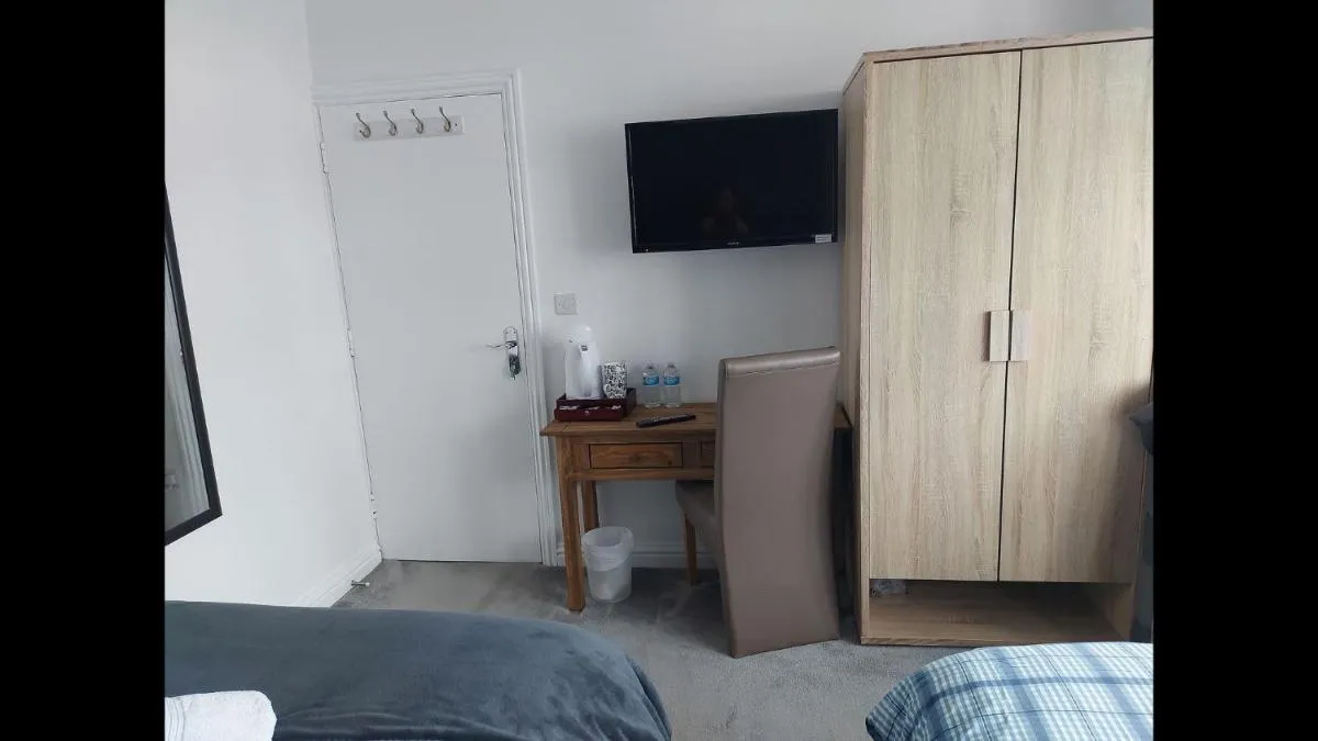 Image 5 of Apple House Wembley – Family room with shared bathroom