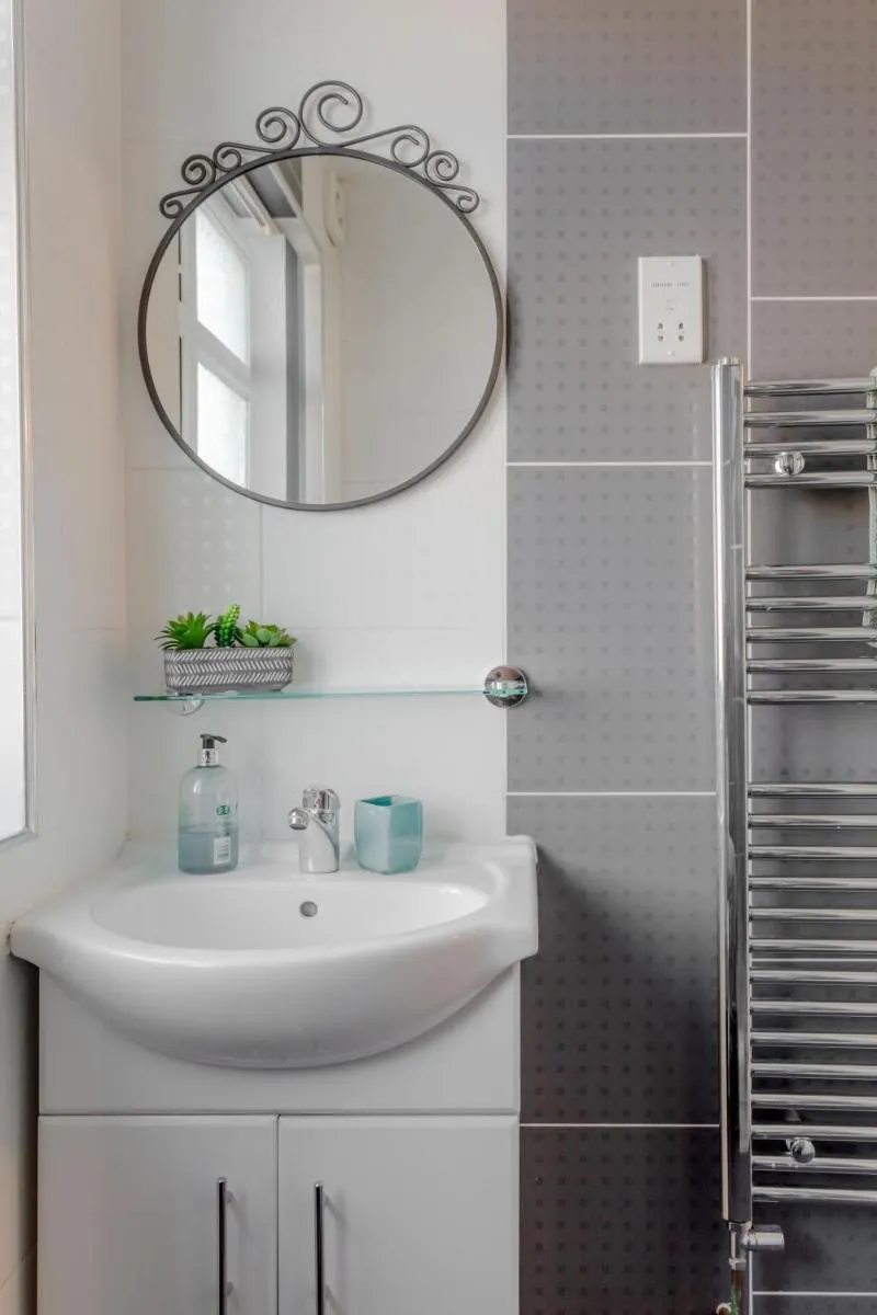 Image 4 of Apple House Wembley – Family room with shared bathroom