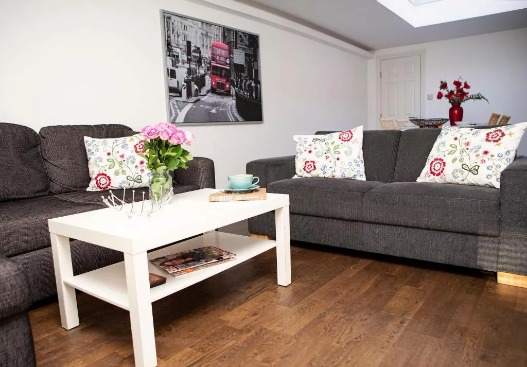 Apt 3, Trafalgar Sq Duplex, 3rd & 4th floor by Indigo Flats
