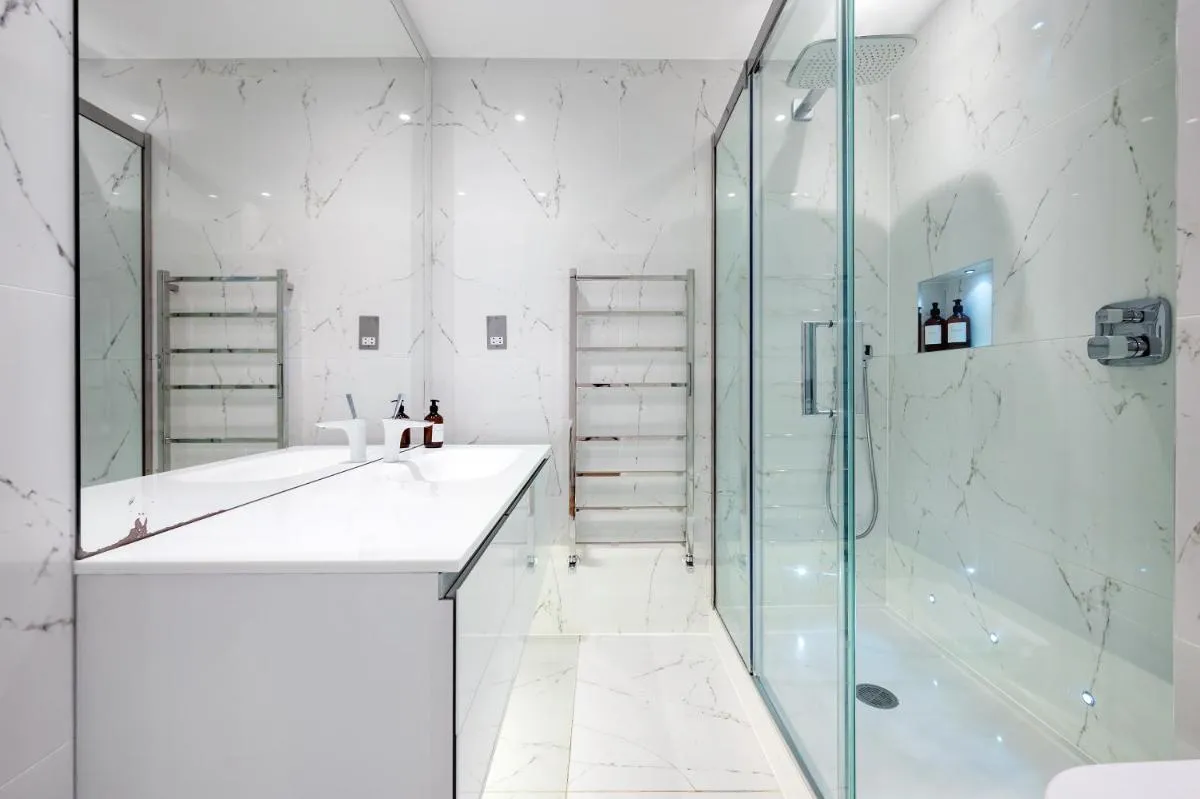 Image 3 of Apt with Aircon 3 Bedr, 4 Beds, 2 Bath Trafalgar SQ
