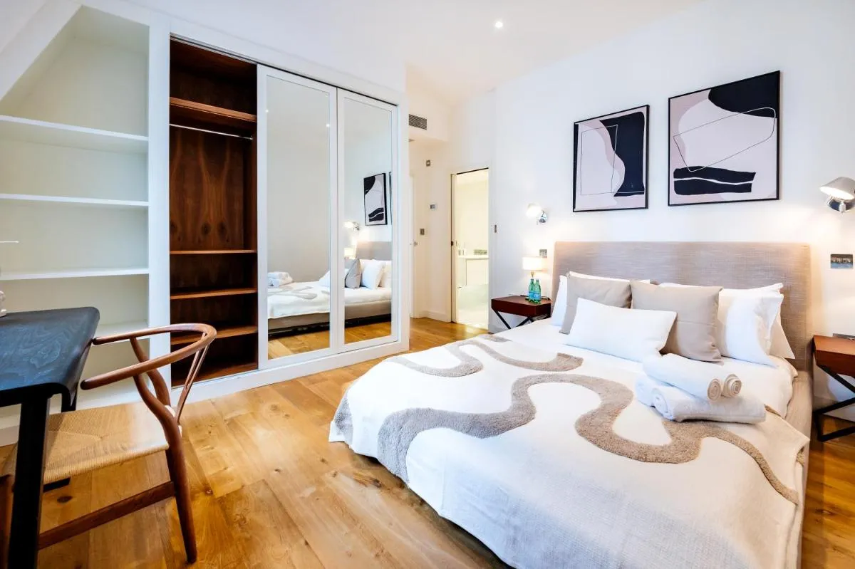 Image 2 of Apt with Aircon 3 Bedr, 4 Beds, 2 Bath Trafalgar SQ