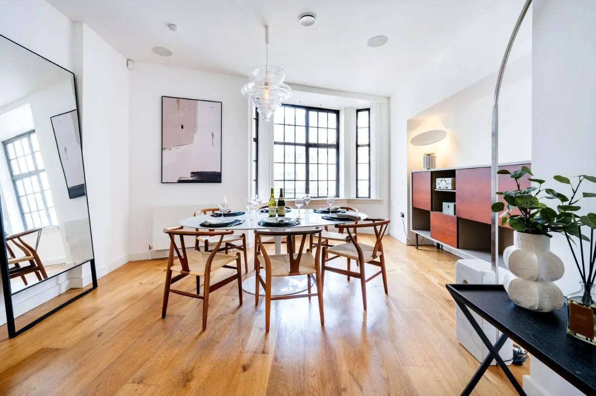 Image 4 of Apt with Aircon 3 Bedr, 4 Beds, 2 Bath Trafalgar SQ