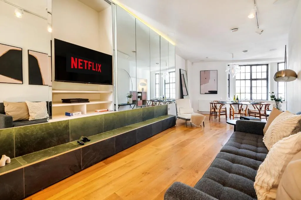 Apt with Aircon 3 Bedr, 4 Beds, 2 Bath Trafalgar SQ