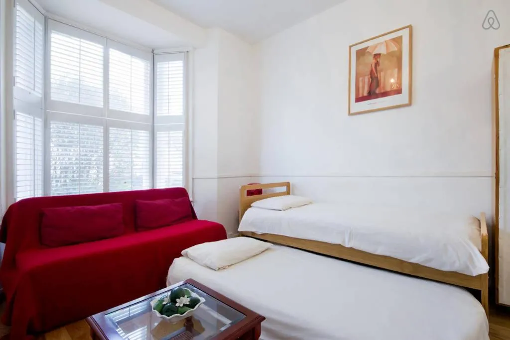 Image 2 of Arsenal 123 close to Emirates stadium direct Eurostar Heathrow-3 apartments here