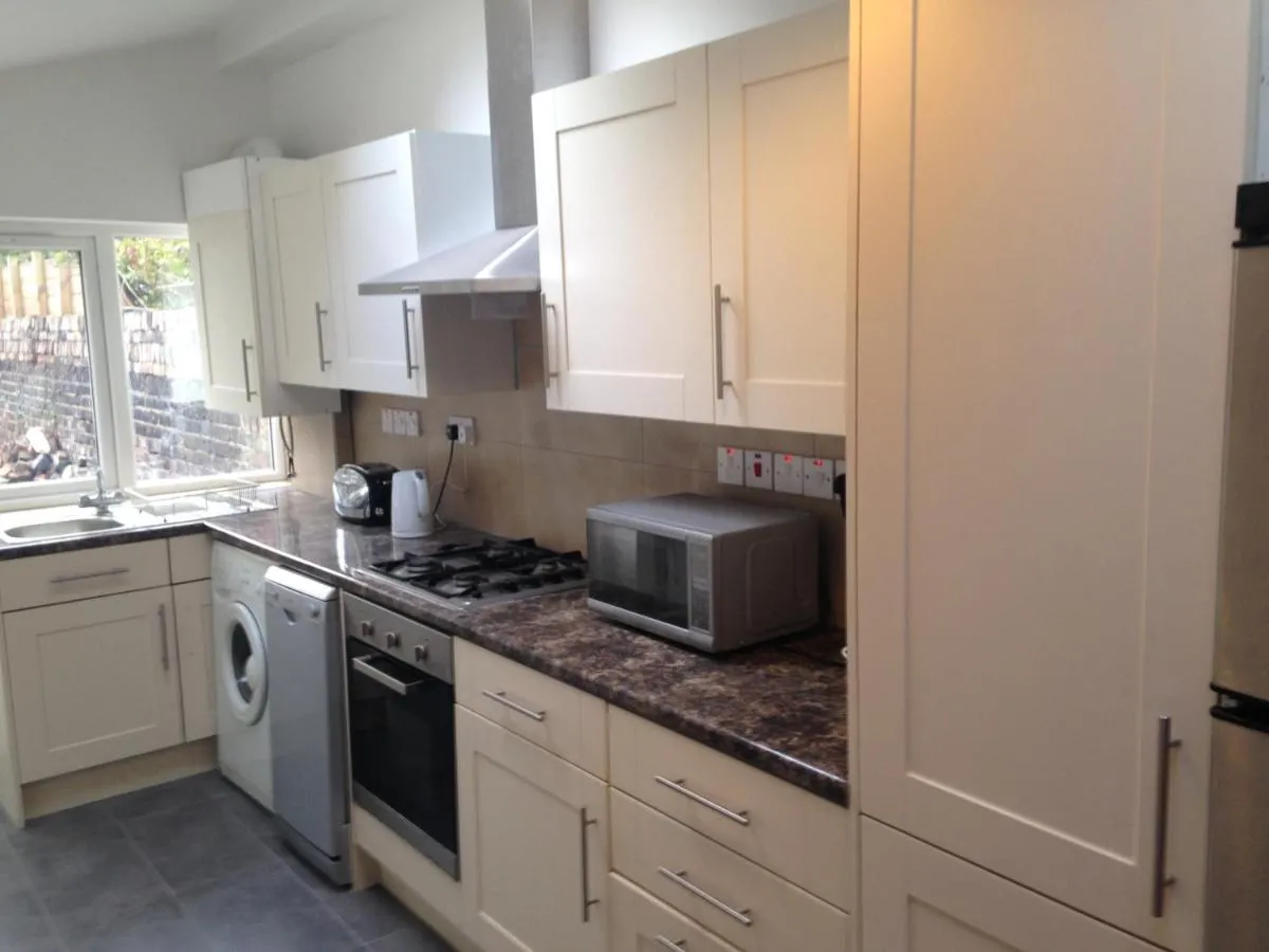 Image 3 of Arsenal 123 close to Emirates stadium direct Eurostar Heathrow-3 apartments here