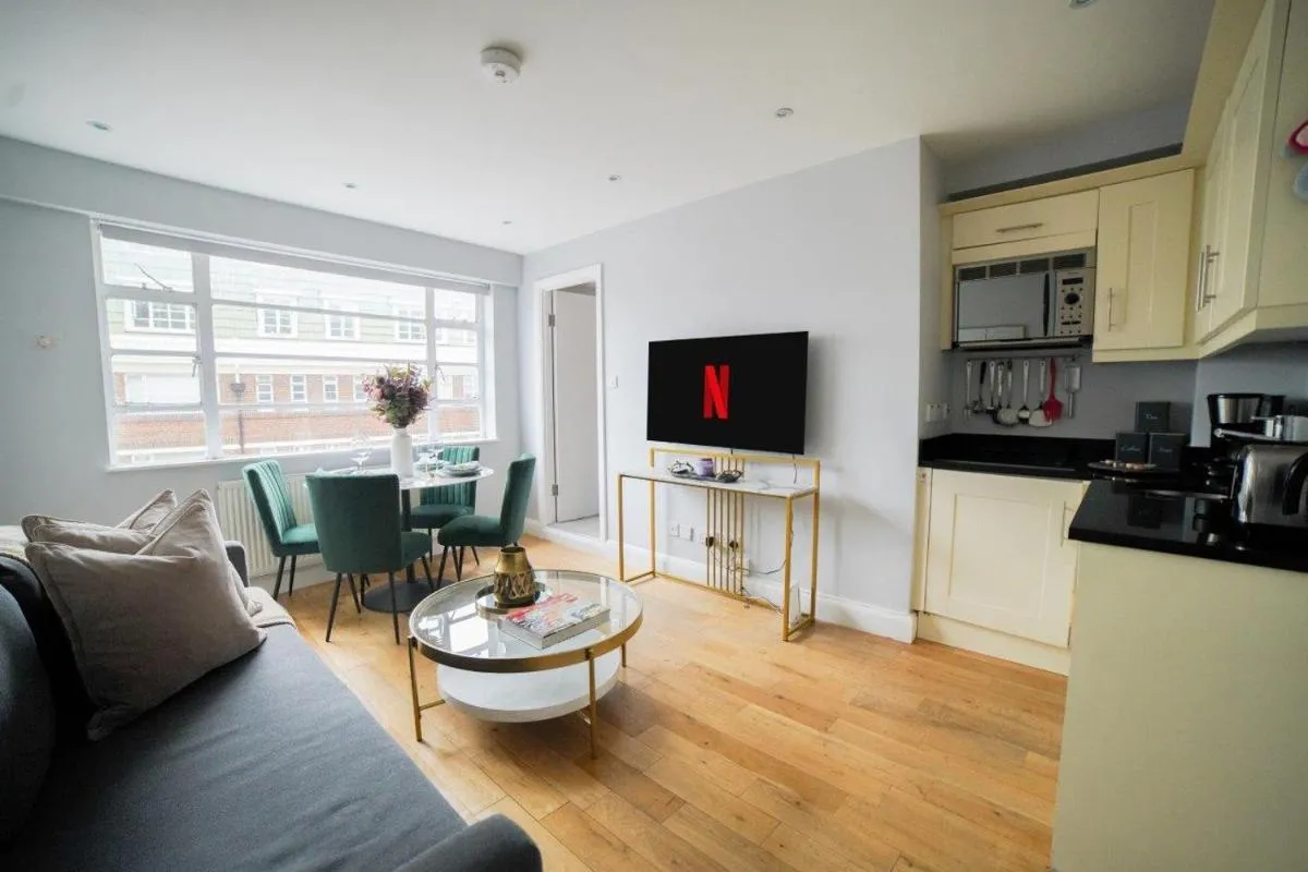 Image 3 of Art deco 1BR apartment in popular Chelsea area