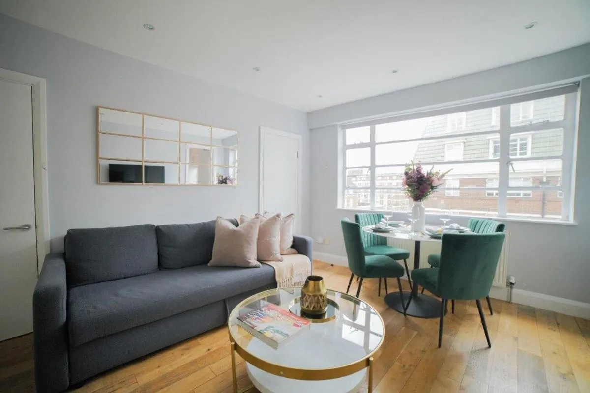 Image 4 of Art deco 1BR apartment in popular Chelsea area