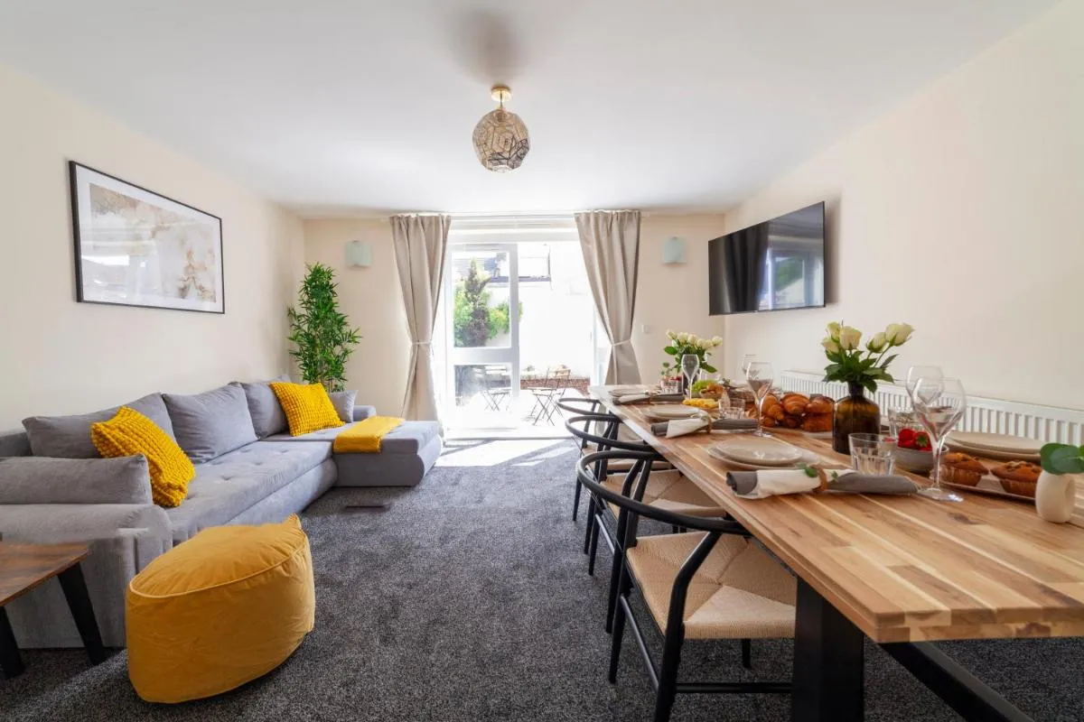 Image 5 of Arte Stays Serviced Houses Stratford – 3 Bedrooms 2 Bathrooms Houses London, Stratford, Maryland, Free Parking, Garden, Weekly or Monthly Stays – up to 8 guests