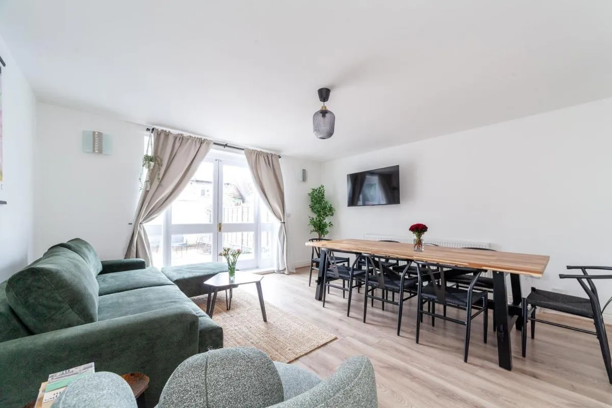 Image 4 of Arte Stays Serviced Houses Stratford – 3 Bedrooms 2 Bathrooms Houses London, Stratford, Maryland, Free Parking, Garden, Weekly or Monthly Stays – up to 8 guests