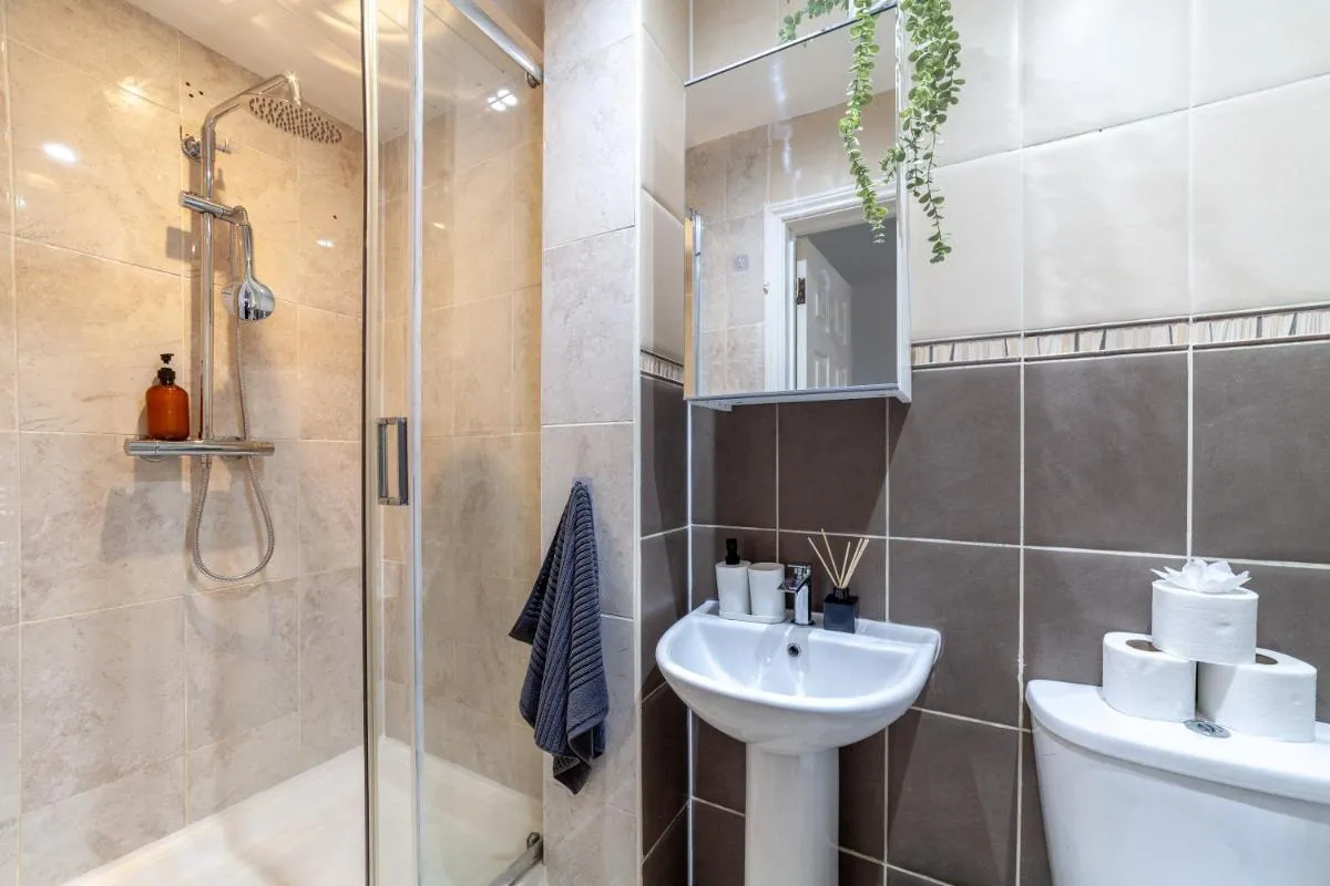 Image 3 of Arte Stays Serviced Houses Stratford – 3 Bedrooms 2 Bathrooms Houses London, Stratford, Maryland, Free Parking, Garden, Weekly or Monthly Stays – up to 8 guests