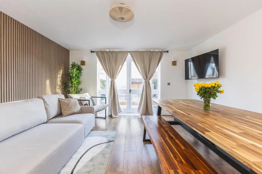 Arte Stays Serviced Houses Stratford – 3 Bedrooms 2 Bathrooms Houses London, Stratford, Maryland, Free Parking, Garden, Weekly or Monthly Stays – up to 8 guests