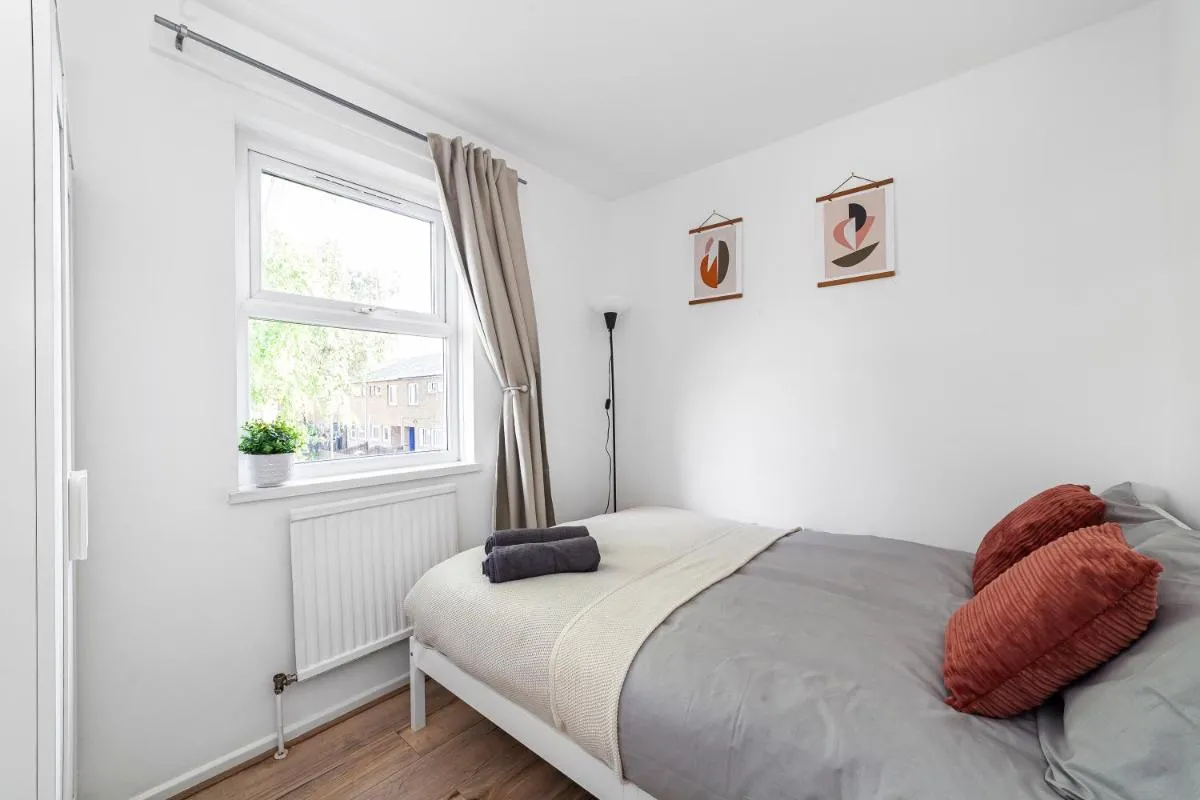Image 2 of Arte Stays – 3-Bedroom Bright House London, Haggerston, Garden, Parking, 8 min walk to Haggerston Station, weekly or monthly stays, serviced accommodation – 7 guests