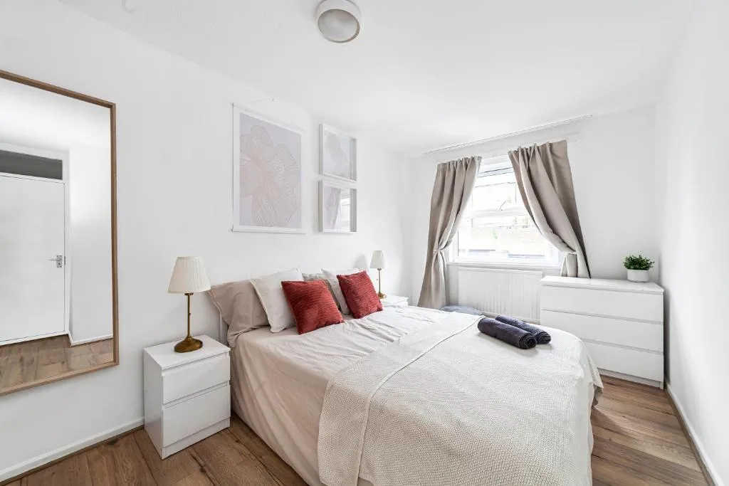 Arte Stays – 3-Bedroom Bright House London, Haggerston, Garden, Parking, 8 min walk to Haggerston Station, weekly or monthly stays, serviced accommodation – 7 guests