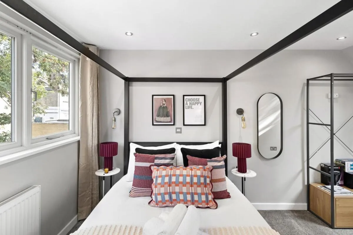 Image 2 of Artistic Flair 1 BD Cottage in NW11 Sleeps 3