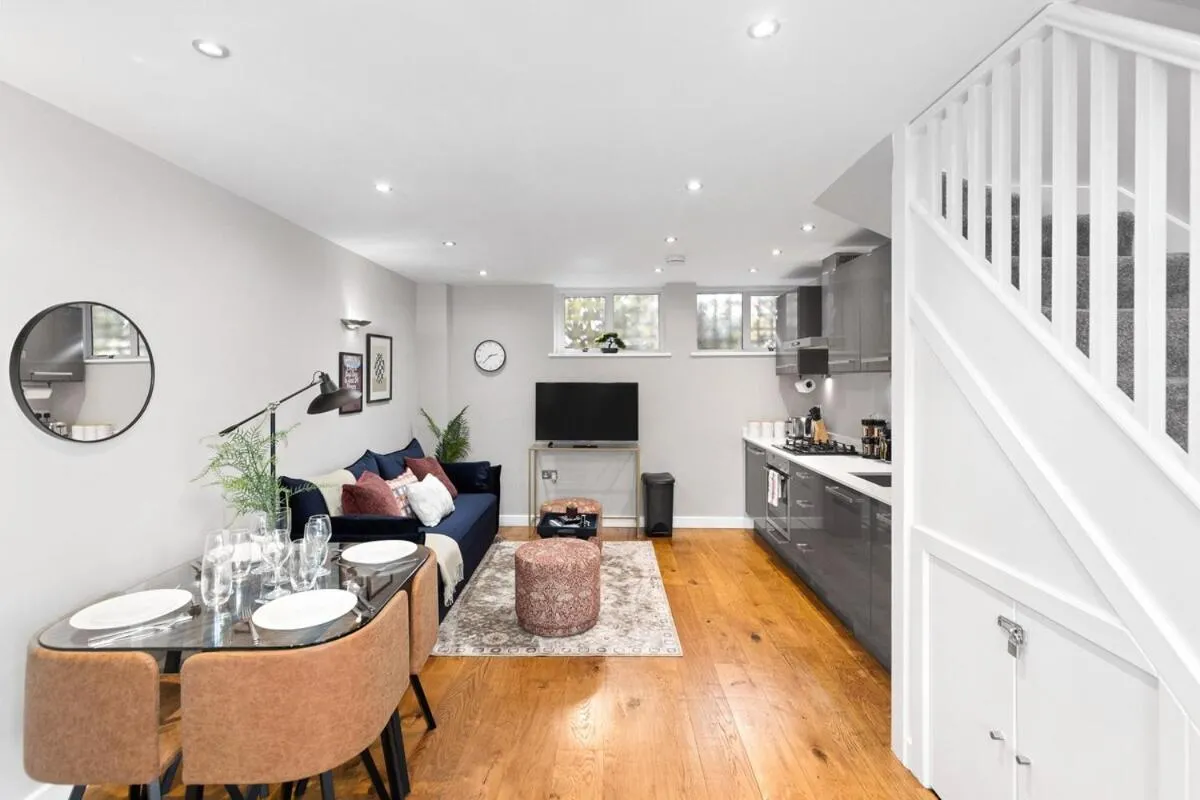 Image 4 of Artistic Flair 1 BD Cottage in NW11 Sleeps 3