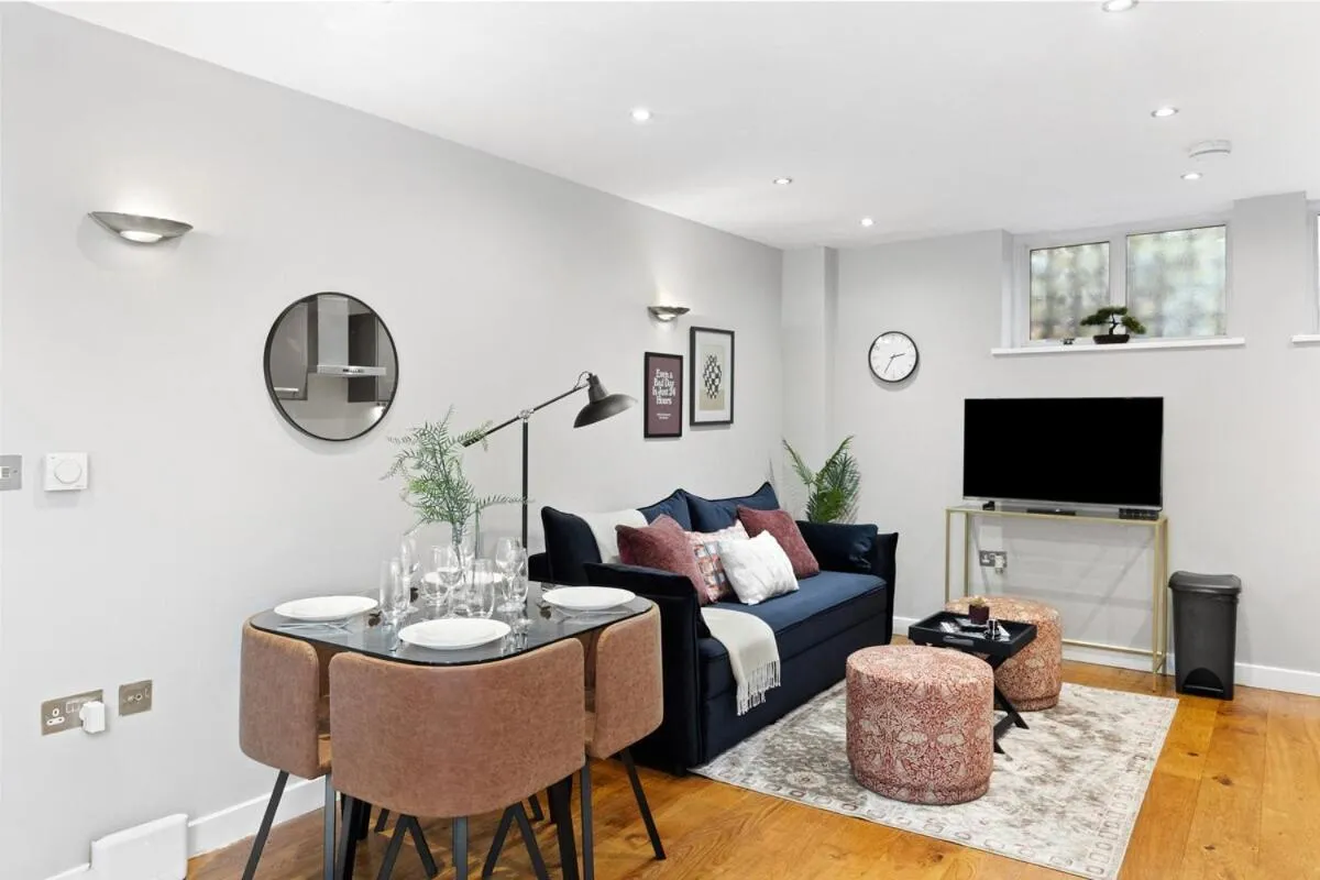 Image 5 of Artistic Flair 1 BD Cottage in NW11 Sleeps 3