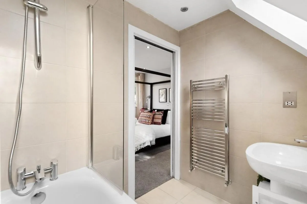 Image 3 of Artistic Flair 1 BD Cottage in NW11 Sleeps 3