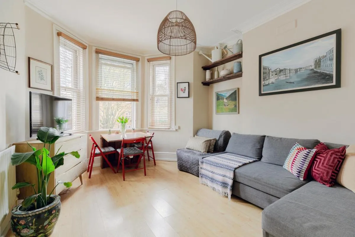 Image 5 of Artistic London Pied-à-Terre