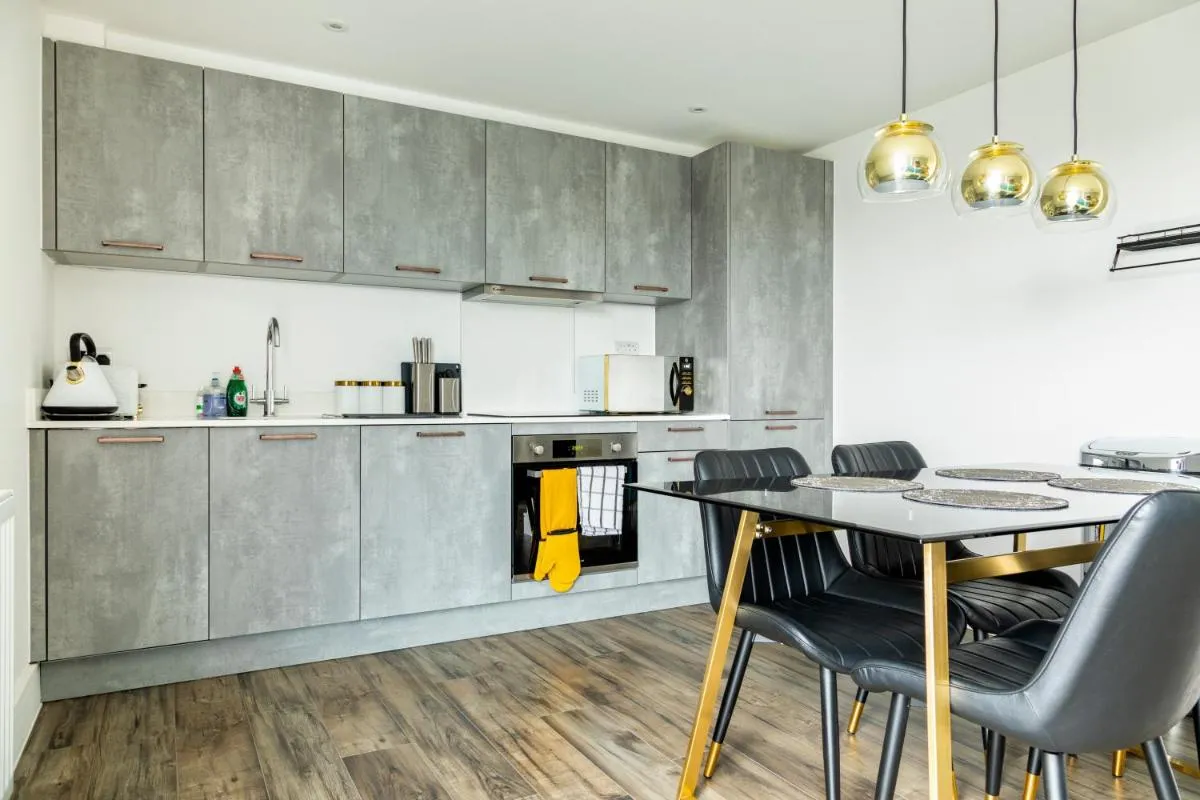 Image 3 of Attractive 2 Bedroom Penthouse with free Parking