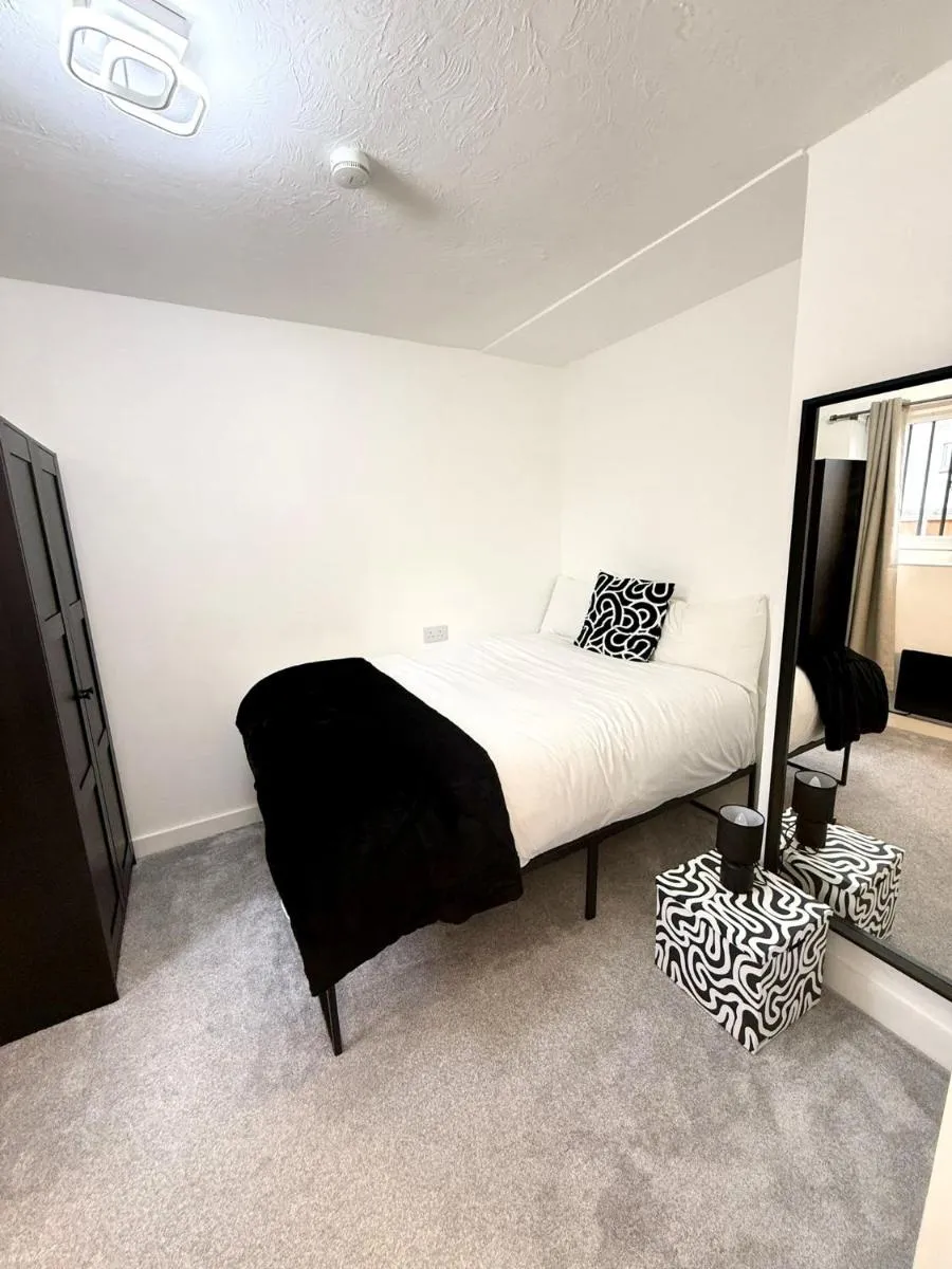 Image 5 of Auracasa Monarch suite