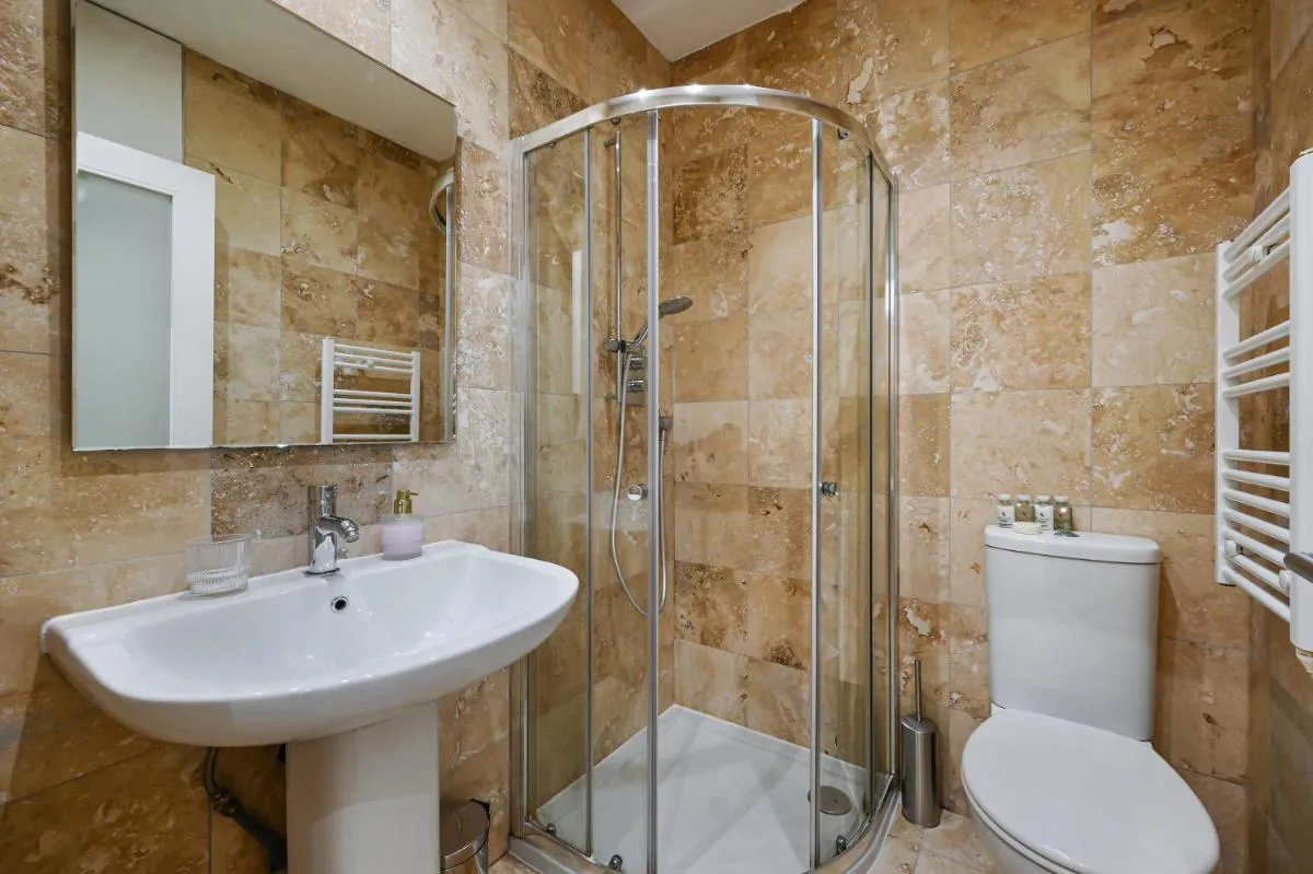 Image 3 of Avari Apartments – Gray’s Collection