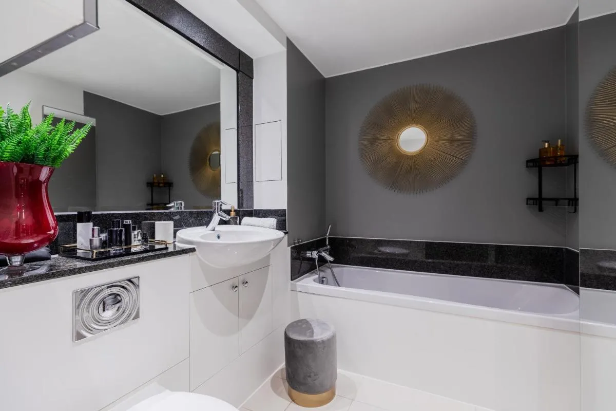Image 2 of BEST THAMES VIEWS in TOWN! LARGE LUXXE NOMAD DESIGN FAMILY HOMES المساحة والأناقة تلتقي مع الراحة العربية