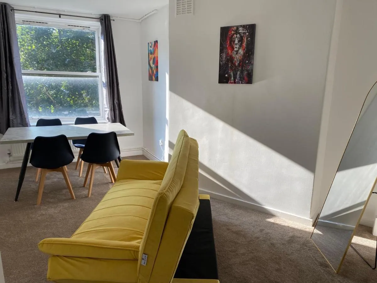 Image 3 of BRAND NEW and PRIME 3 bed flat for 6 people near Chelsea Stadium with welcome breakfast