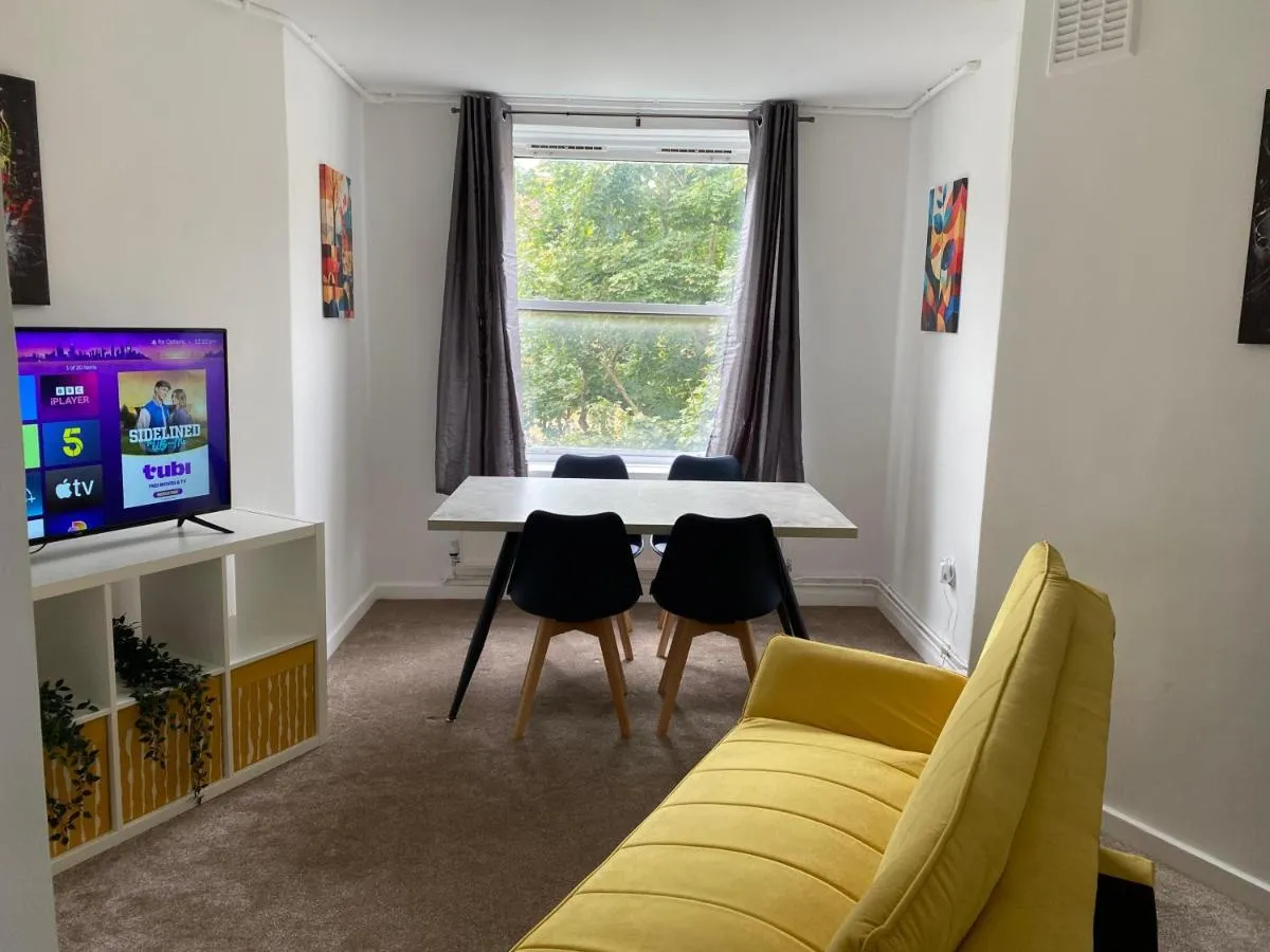 Image 2 of BRAND NEW and PRIME 3 bed flat for 6 people near Chelsea Stadium with welcome breakfast