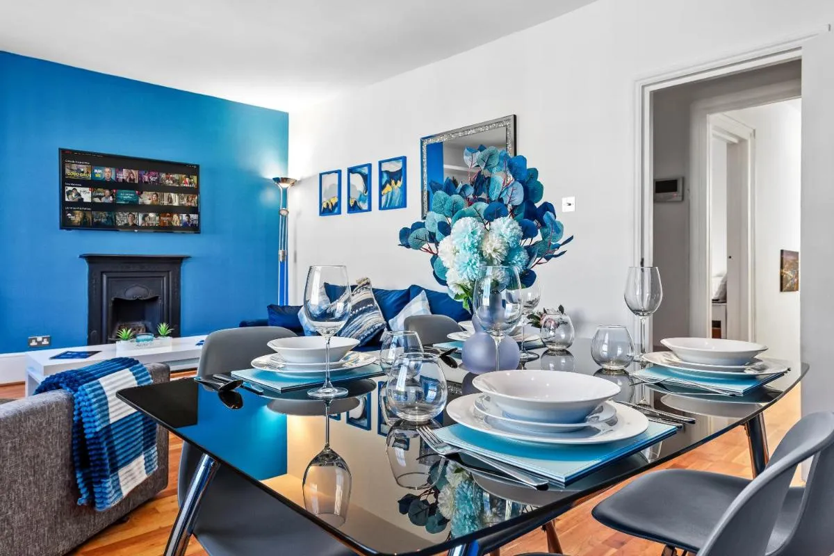 Image 2 of Balcony Blue Theme 1 Bedroom Central London Luxury Flat Near Hyde Park! Accommodates up to 6! Double Sofa Bed and Next to Station!