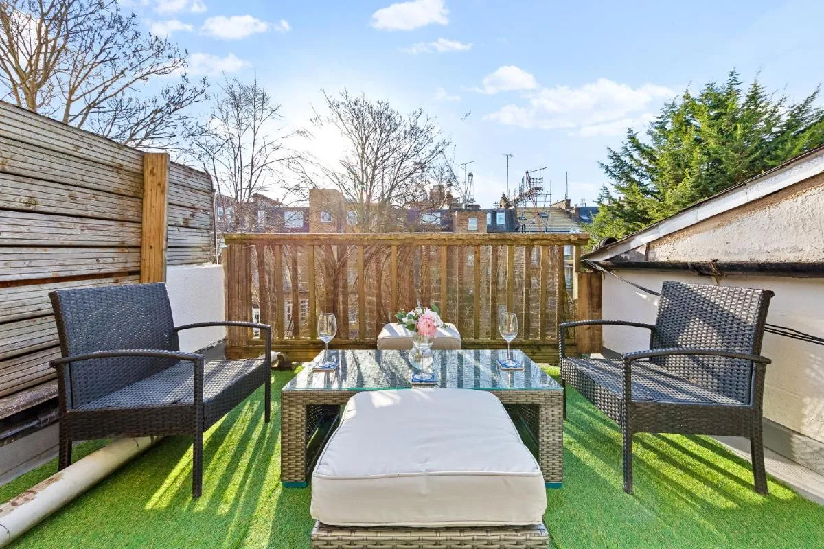 Image 3 of Balcony Blue Theme 1 Bedroom Central London Luxury Flat Near Hyde Park! Accommodates up to 6! Double Sofa Bed and Next to Station!