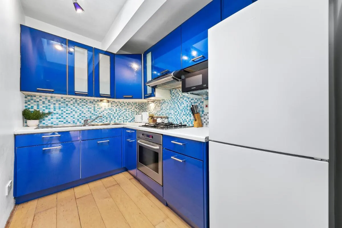 Image 4 of Balcony Blue Theme 1 Bedroom Central London Luxury Flat Near Hyde Park! Accommodates up to 6! Double Sofa Bed and Next to Station!