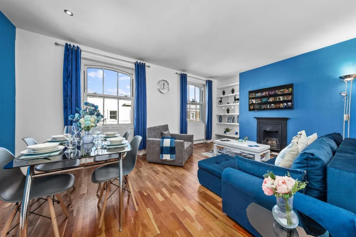 Image 5 of Balcony Blue Theme 1 Bedroom Central London Luxury Flat Near Hyde Park! Accommodates up to 6! Double Sofa Bed and Next to Station!