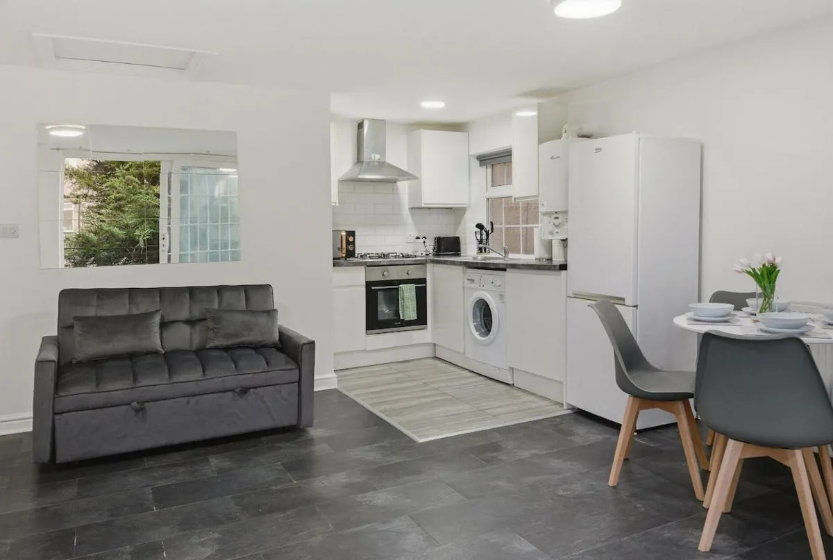 Image 3 of Balcony Terrace flat – 17 mins from Central London