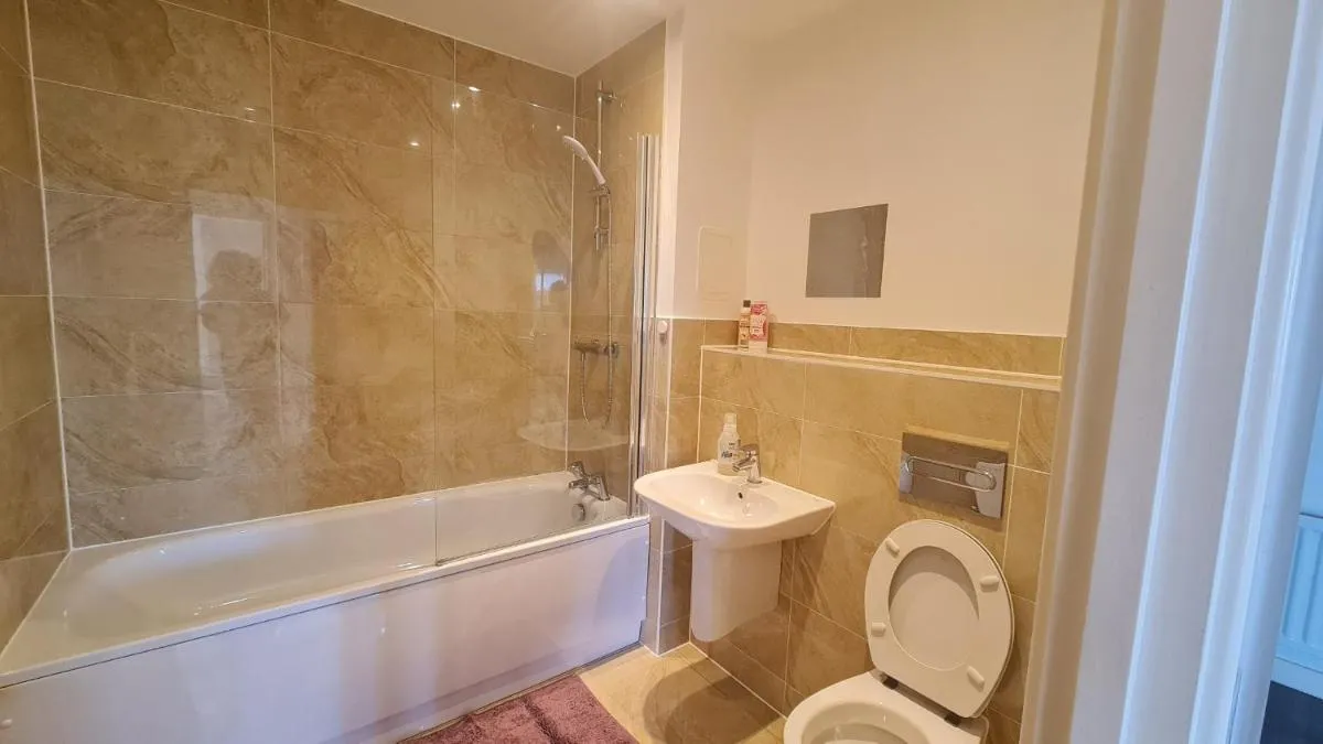 Image 3 of Barking 2 Bed Apt with Parking & Good Travel Links