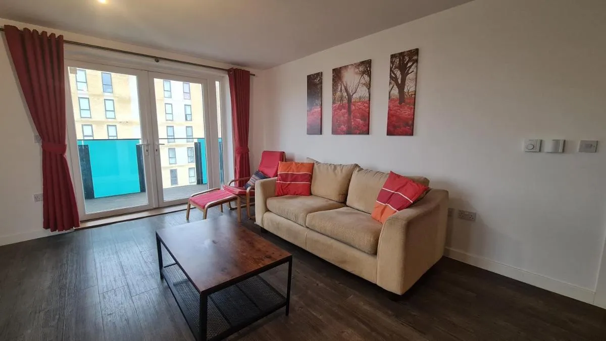Image 4 of Barking 2 Bed Apt with Parking & Good Travel Links