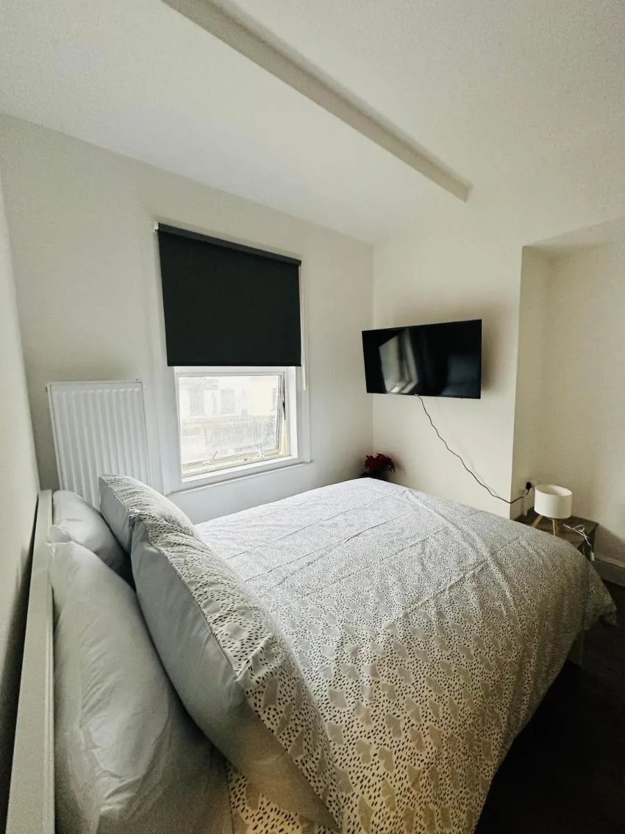 Image 3 of Barnet View Studio flat 2