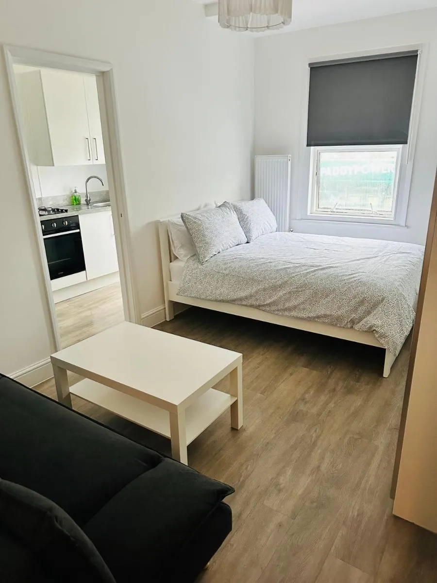 Image 4 of Barnet View Studio flat 2