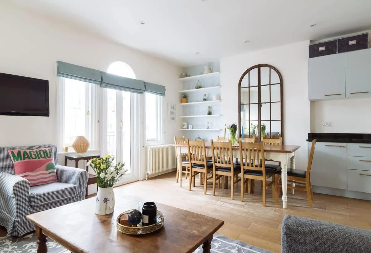 Image 4 of Barons Court 3 bed, 50 meters from Queens Tennis Club