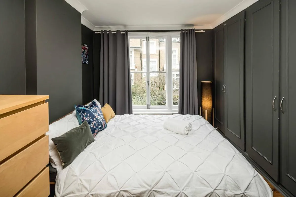 Image 2 of Beautiful 2-Bed, 2 Bathrooms Flat with AC in Zone 1, – Just Minutes Walk to High Street Kensington, Earls Court, Hyde Park