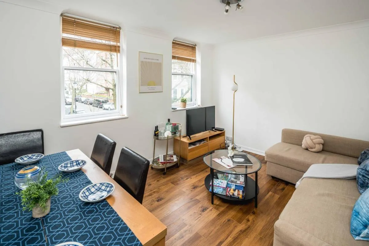 Image 5 of Beautiful 2-Bed, 2 Bathrooms Flat with AC in Zone 1, – Just Minutes Walk to High Street Kensington, Earls Court, Hyde Park