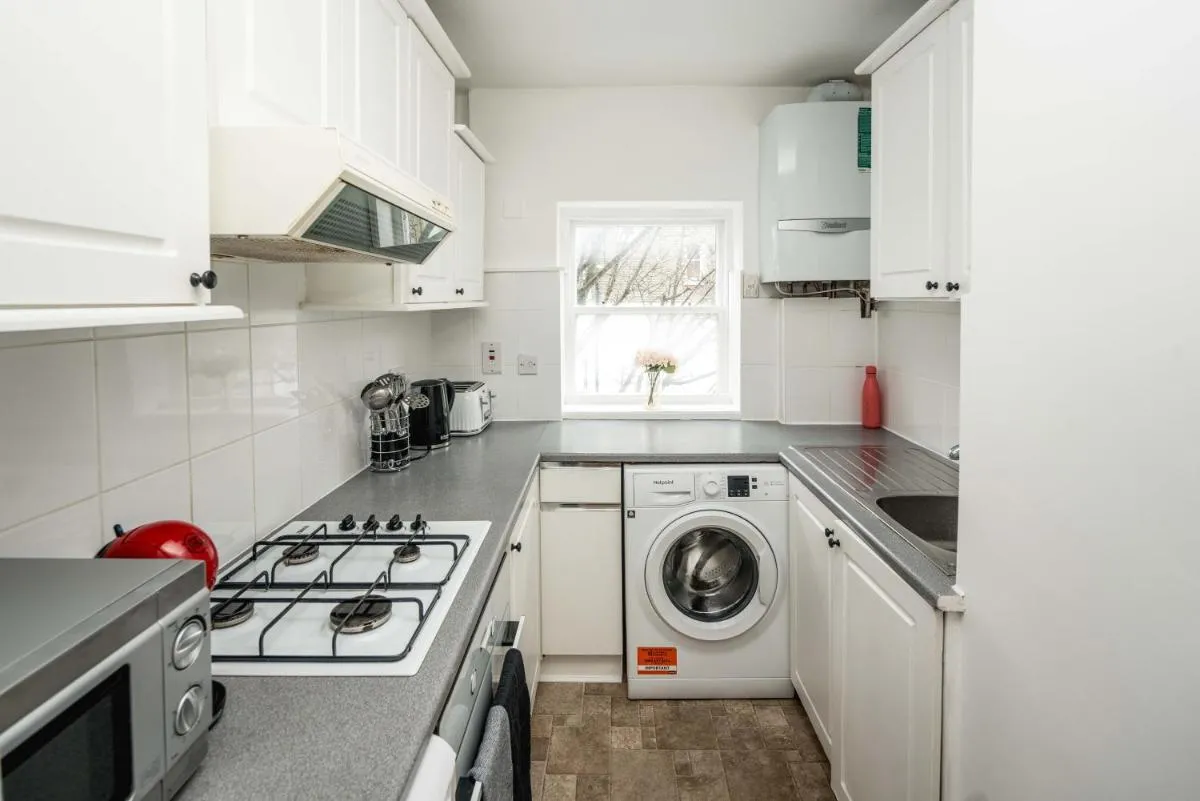Image 4 of Beautiful 2-Bed, 2 Bathrooms Flat with AC in Zone 1, – Just Minutes Walk to High Street Kensington, Earls Court, Hyde Park
