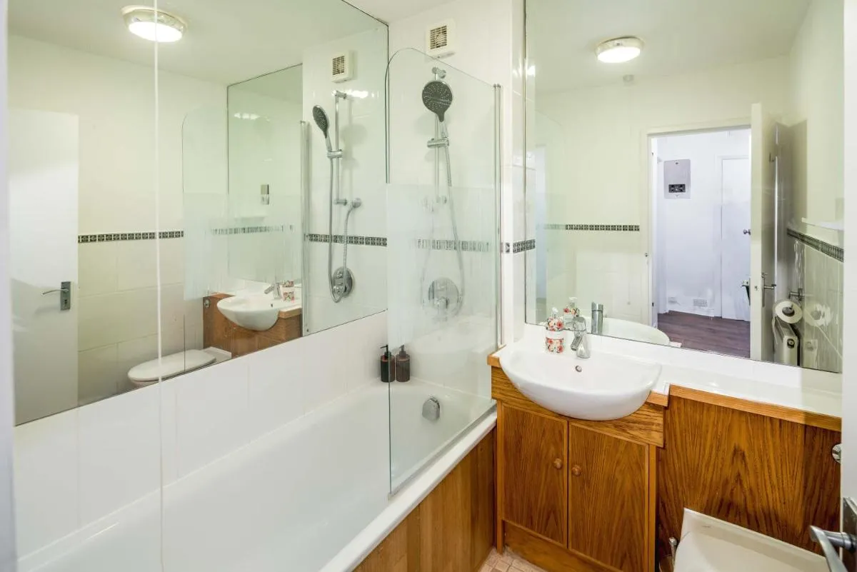 Image 3 of Beautiful 2-Bed, 2 Bathrooms Flat with AC in Zone 1, – Just Minutes Walk to High Street Kensington, Earls Court, Hyde Park