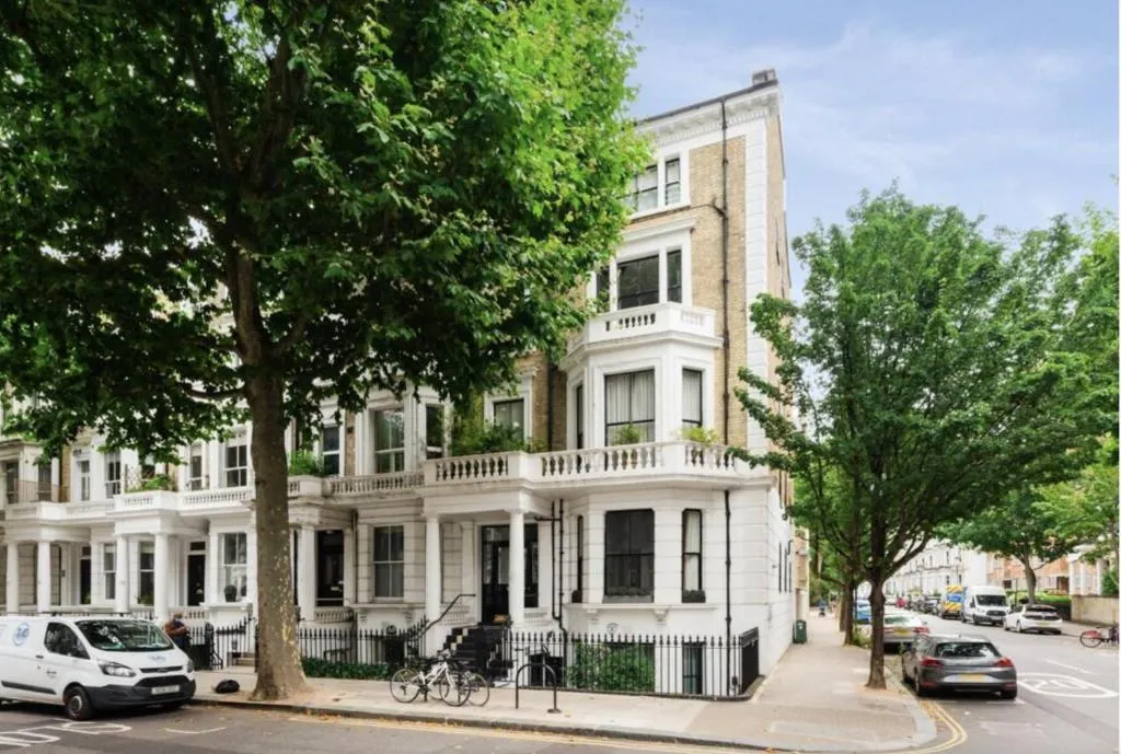 Beautiful 2-Bed, 2 Bathrooms Flat with AC in Zone 1, – Just Minutes Walk to High Street Kensington, Earls Court, Hyde Park