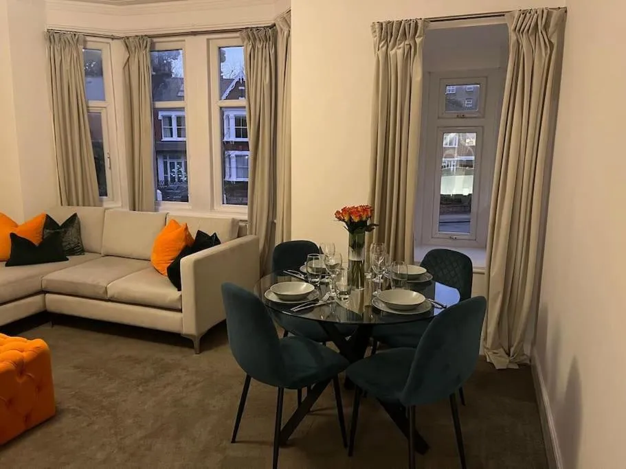 Image 3 of Beautiful 2 Bed Centrally Located Flat Close to 3 Stations