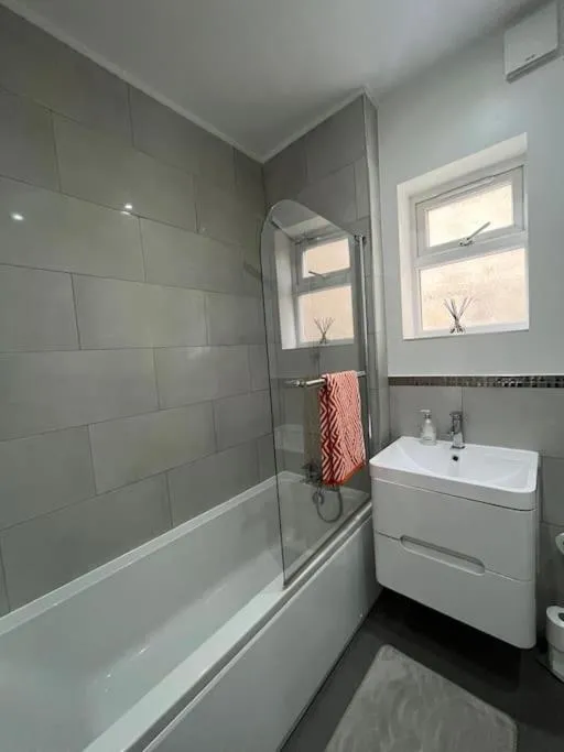 Image 4 of Beautiful 2 Bed Centrally Located Flat Close to 3 Stations