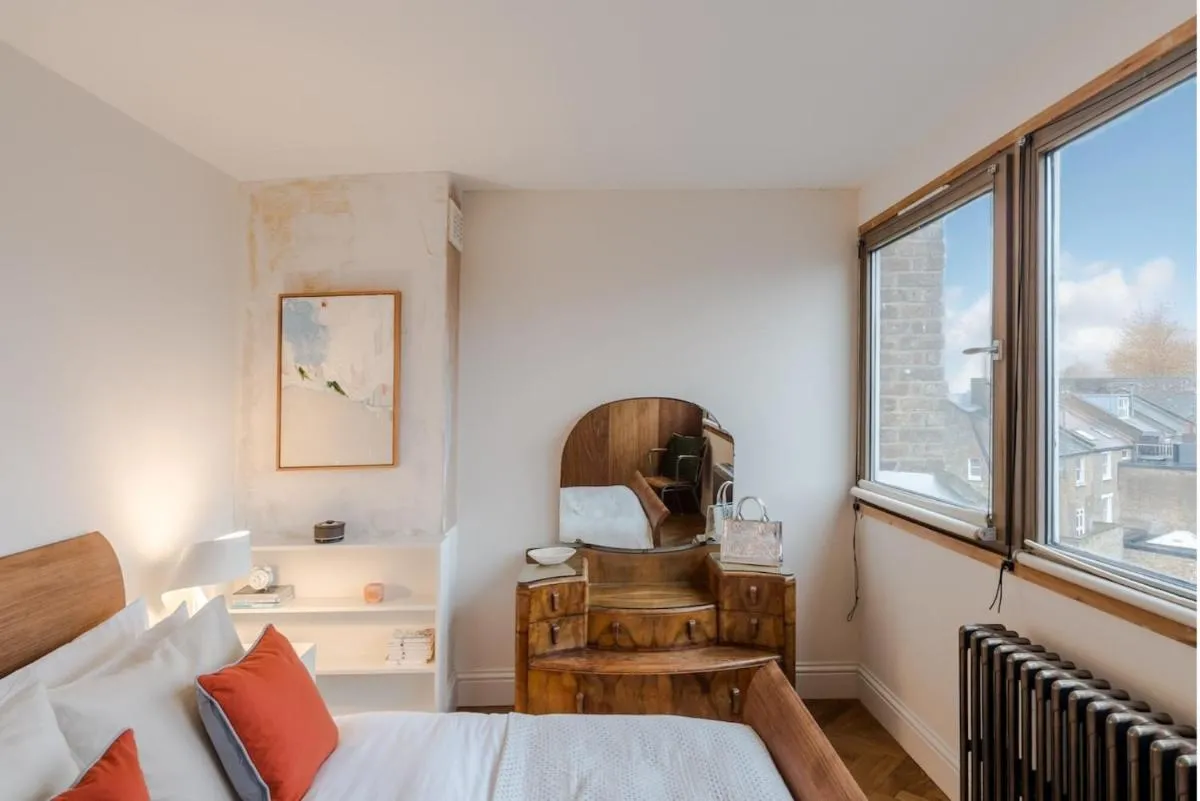Image 3 of Beautiful 2 Bedroom Roof Top Apartment