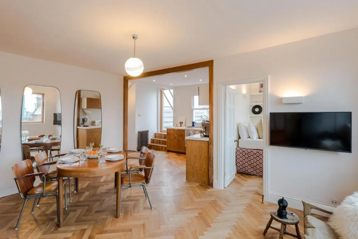 Image 5 of Beautiful 2 Bedroom Roof Top Apartment