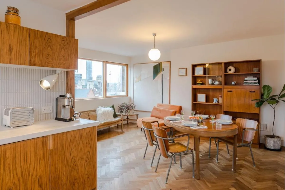Image 4 of Beautiful 2 Bedroom Roof Top Apartment