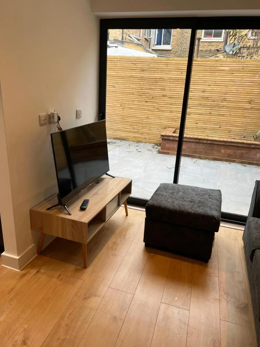Image 5 of Beautiful 2 bed with en suite, near Tube and Stamford Bridge
