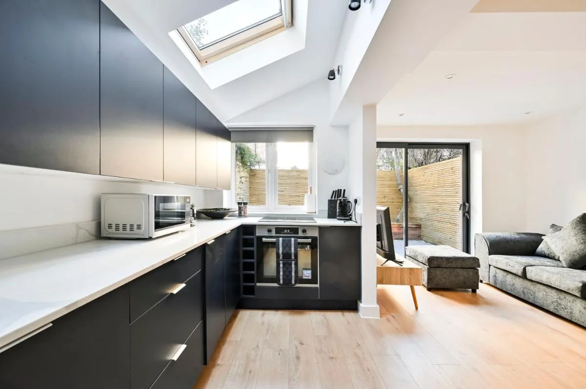 Image 4 of Beautiful 2 bed with en suite, near Tube and Stamford Bridge